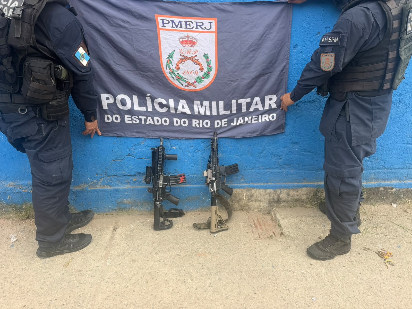 Disque Denúncia ajuda PMs do 41° BPM a apreender fuzis em Costa Barros